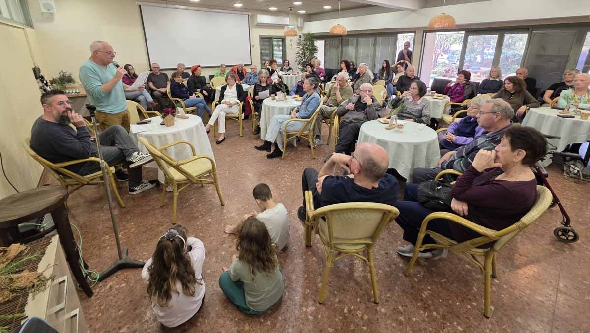 שיח גלריה- פתיחת תעוכה במועדון לחבר של קיבוץ לוחמי הגטאות הצמוד לגלריה.