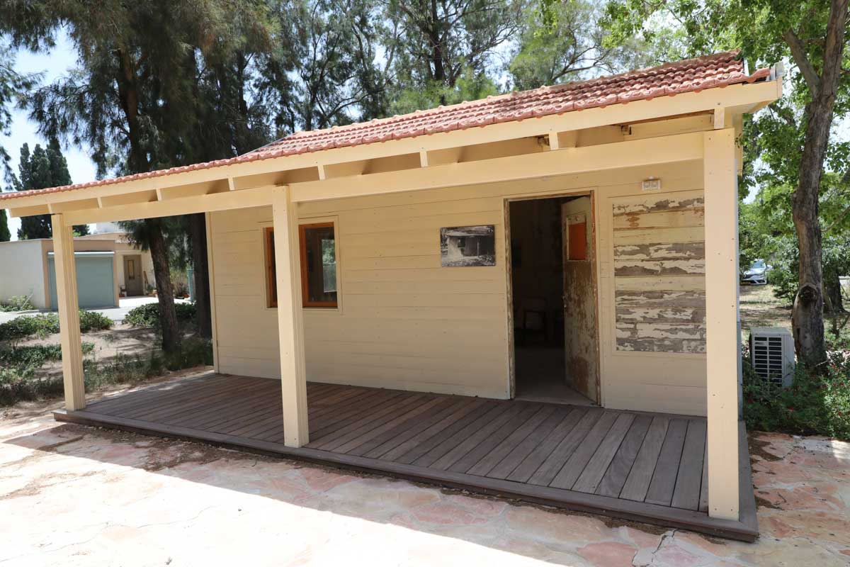 צריף הראשונים מבחוץ.