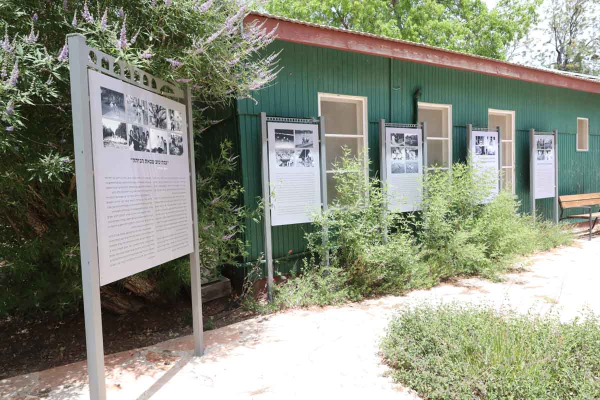 מחוץ לצריף המוזיקה הירוק- שלטים המספרים את סיפור ההתיישבות בקיבוץ ומצויים ברחבה של הצריף.