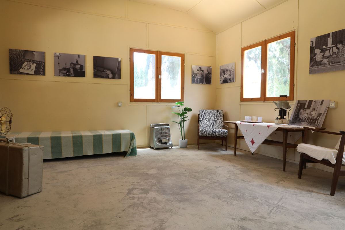 תמונה המציגה חלק מהרהיטים והתמונות שנאספו במיוחד לדמות כיצד נראה צריף מגורים מהצריפים הראשונים שנבנו בקיבוץ.