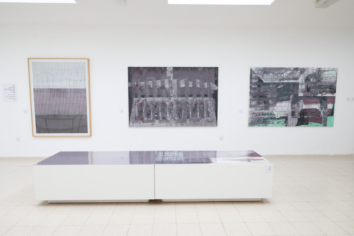 תצוגה של ציוריו של משה קופפרמן בחדר מואר