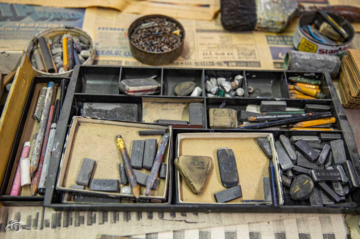 כלי ציור ושרטוט של משה קופפרמן כפי שנשמרו במקומם.