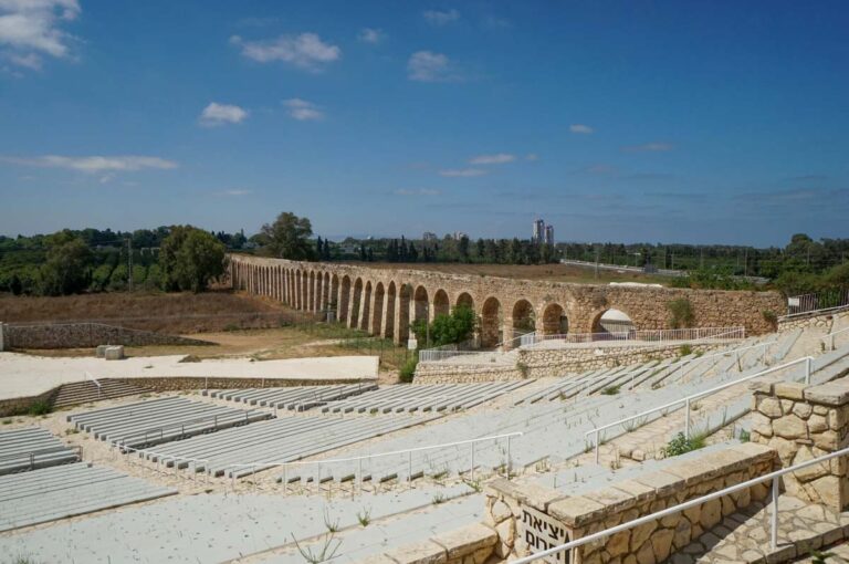 מכייון בית לוחמי הגטאות מצולם אפי התאטרון ואמת המים.