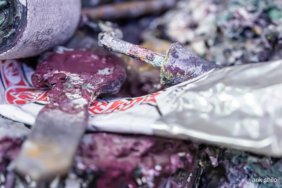 צבעים וכלים ישנים שנשארו כפי שהשאיר אותם משה קופפרמן.