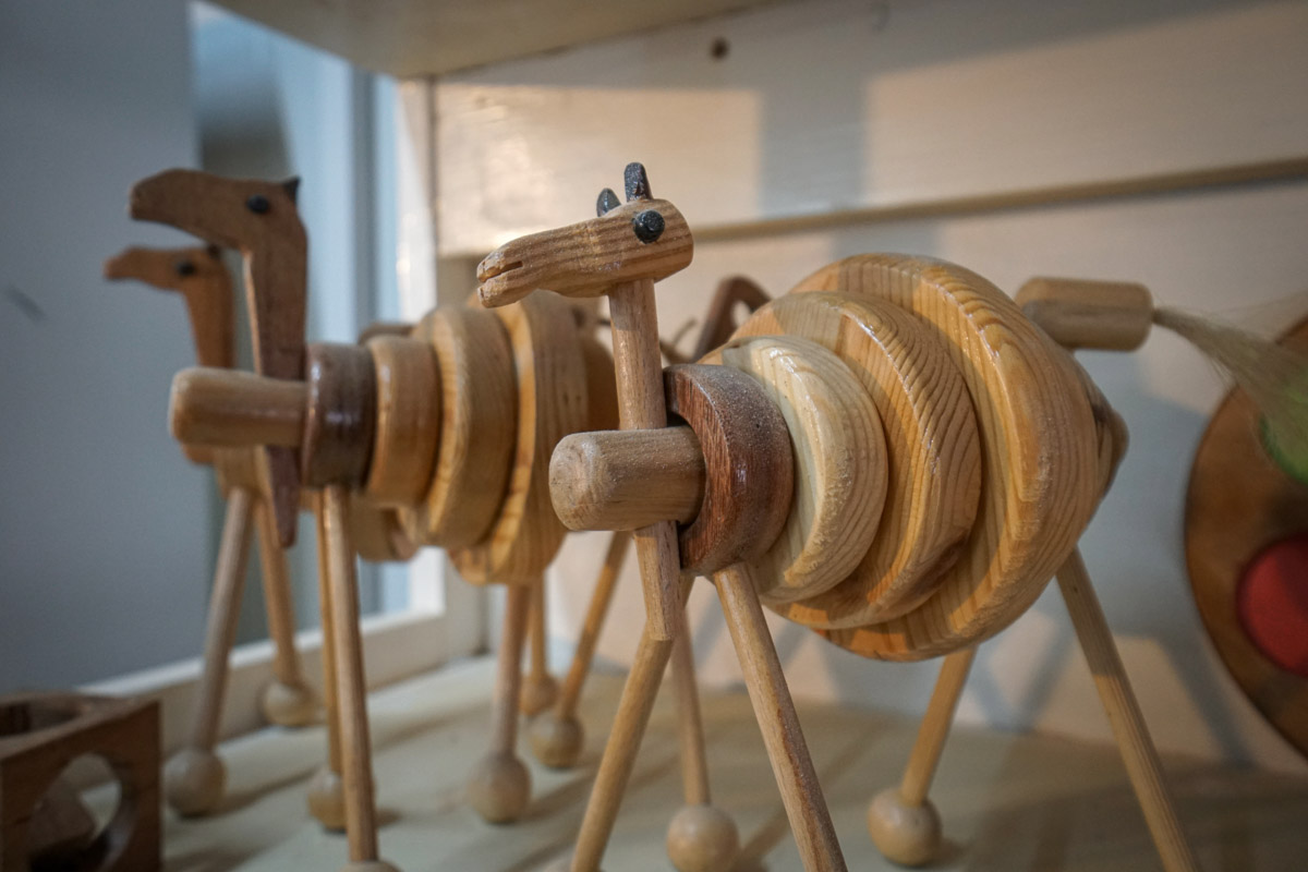 משחק של גמלים מעץ - משחק ייחודי שבנה שי קורן לילדים.