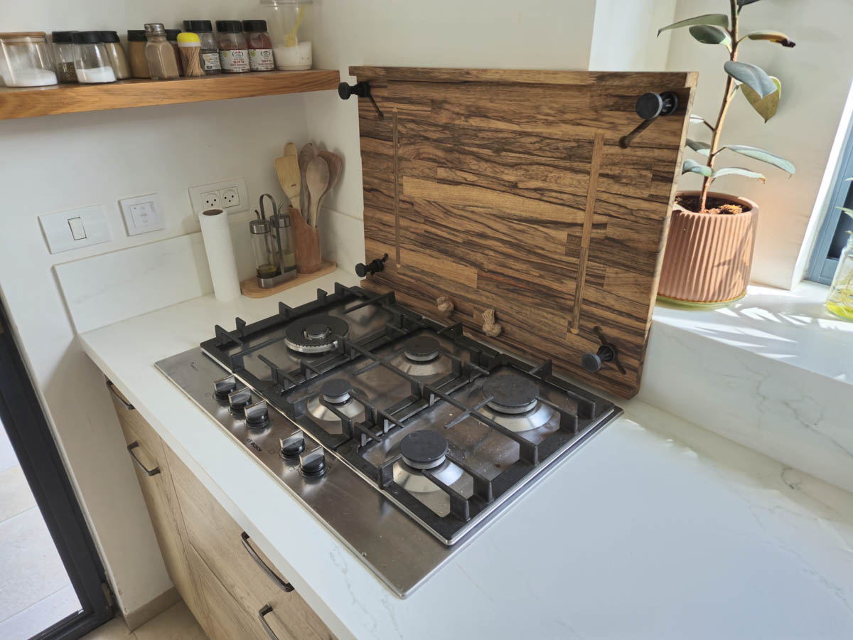 המגז במצב "פתוח", במטבח. הוא מורם ונשען על הכיר והכיריים חשופים ופנויים לשימוש.