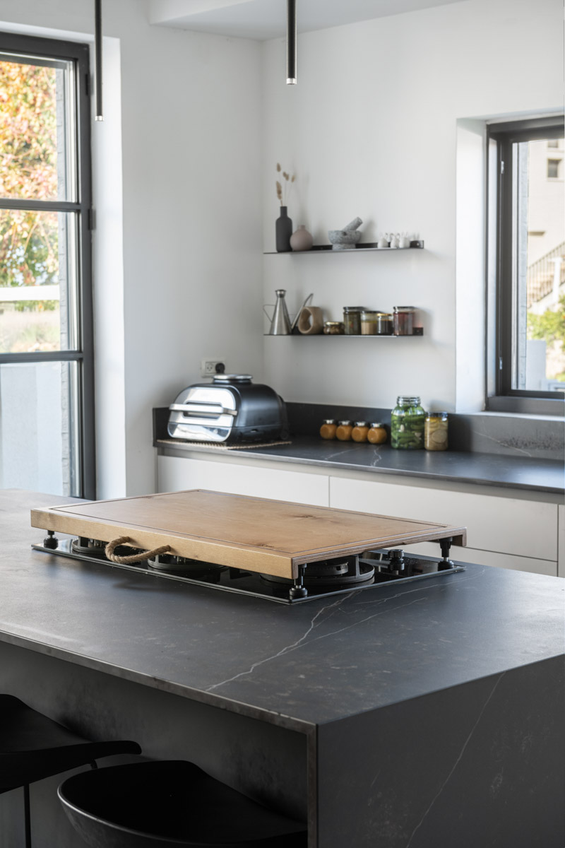 הדגמה של המגז במטבח בו הכיריים נמצאים על אי והמגז מכסה אותם.