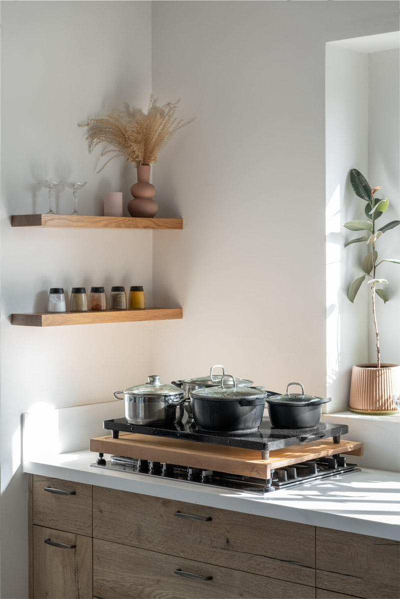 הדגמה של המגז במטבח מעוצב בצעים טבעיים. המגז מכסה את הכיריים ועליו מספר סירים.